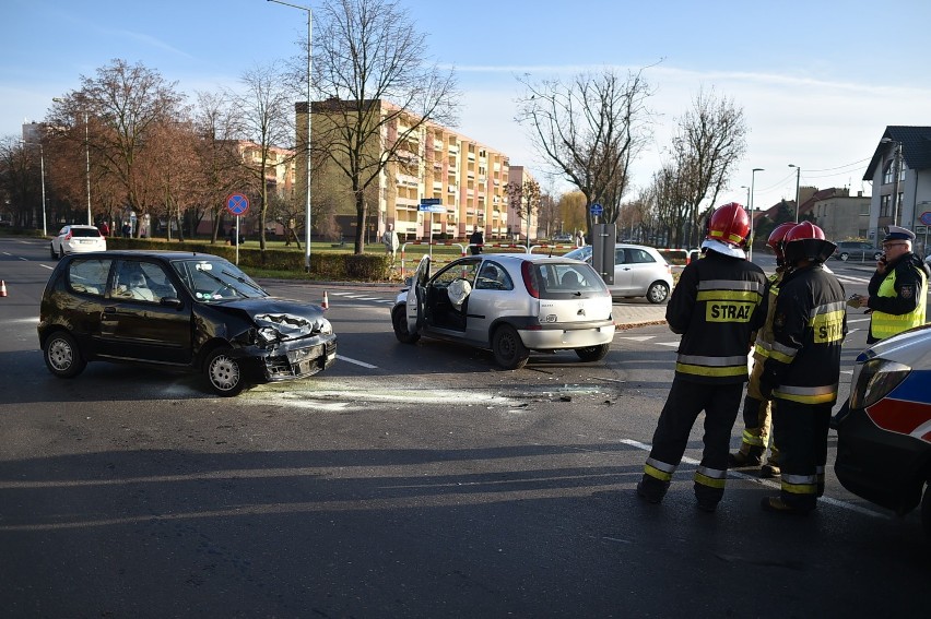 Leszno. Wypadek na Grunwaldzkiej. Zderzyły się fiat i opel. Dwie osoby w szpitalu [ZDJĘCIA]