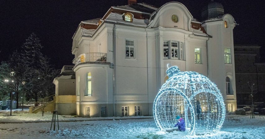 Stargard rozświetlony tysiącem świątecznych światełek. Wieczorny fotoreportaż Tadeusza Surmy