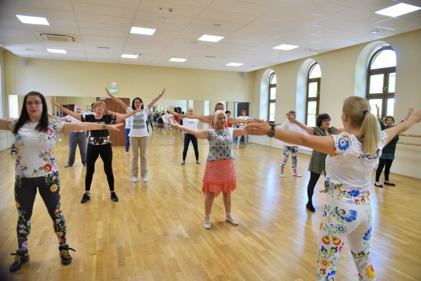 Nowe zajęcia dla seniorów w Szkole Tańca BCK. Zobacz kolejne...