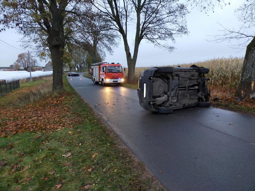 Kolizja auta osobowego w Prochach na drodze ze Złotowa do Starej Wiśniewki 