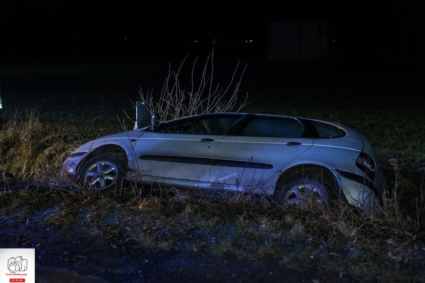 Nocny wypadek w Kobylinie. Jedna osoba trafiła do szpitala [ZDJĘCIA]