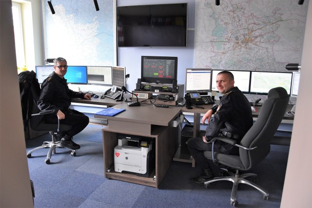 Stanowisko Kierowania w tarnowskiej PSP po remoncie. Stale dyżur pełni w nim dwóch strażaków, którzy koordynują działania ratownicze na terenie Tarnowa i powiatu tarnowskiego