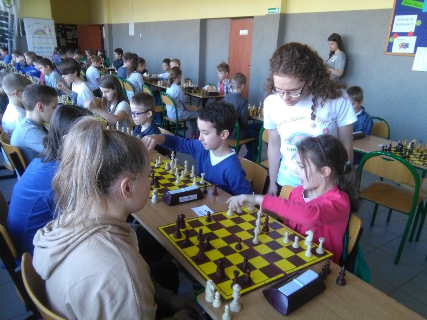 Liga szachowa w Dąbrowie: druga runda szkolnych rozgrywek [ZDJĘCIA] 