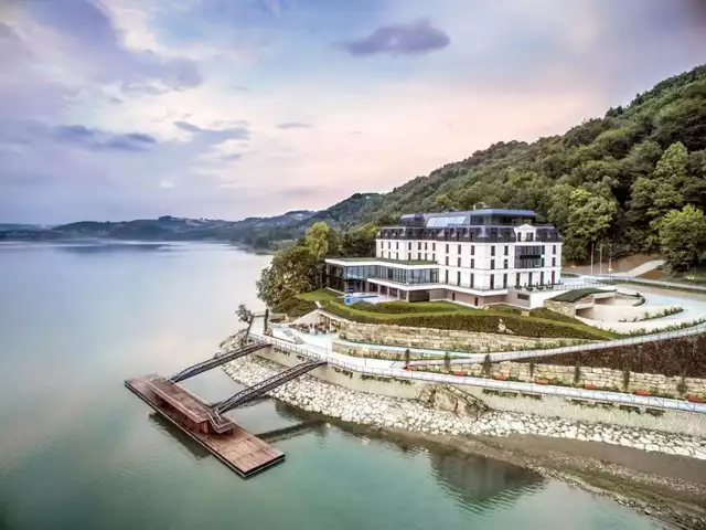 ul.Sienna 104
33-318 Gródek nad Dunajcem

Sienna Heron Live Hotel to połączenie gustownego hotelu z ekskluzywnym spa. Dobrze skomunikowany, a jednocześnie ukryty w leśnej głuszy, położony nad samym brzegiem Jeziora Rożnowskiego.