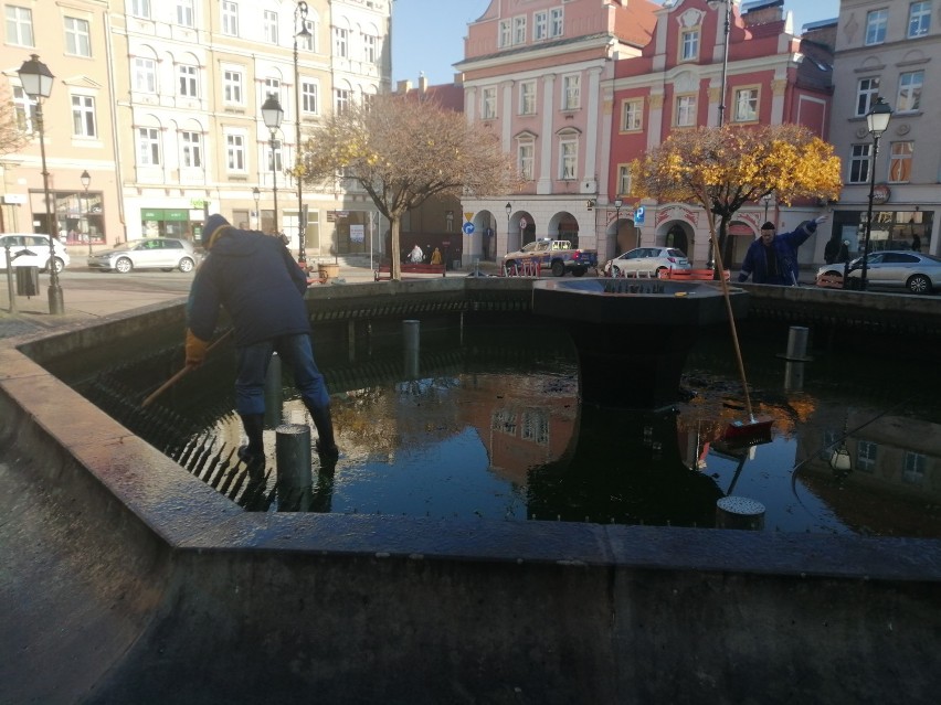 Fontanna w rynku przygotowana na zimę