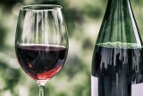 Czy jedna lampka wina dziennie szkodzi? To dzieje się z organizmem, gdy pijesz wino
