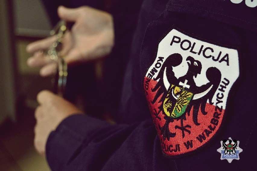 Policja Wałbrzych: Bił i nękał swoją partnerkę, a zawartość jego kieszeni to prawdziwa niespodzianka