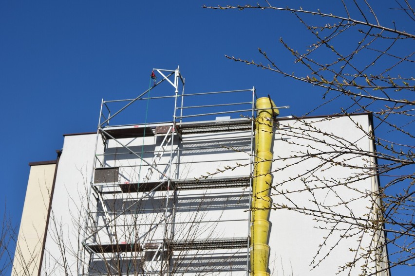 Trwa remont dachów w Wieluńskiej Spółdzielni Mieszkaniowej. Na ten rok zaplanowano prace na 14 blokach