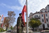 Dzień Flagi Rzeczypospolitej Polskiej w Tarnowie. Przed Grobem Nieznanego Żołnierza uroczyście podniesiono biało-czerwoną na maszt ZDJĘCIA