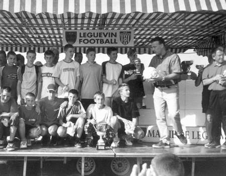 Drużyna siewierska odbiera  trofeana podium w Leguevin. Foto: WOJCIECH W. WACŁAWEK