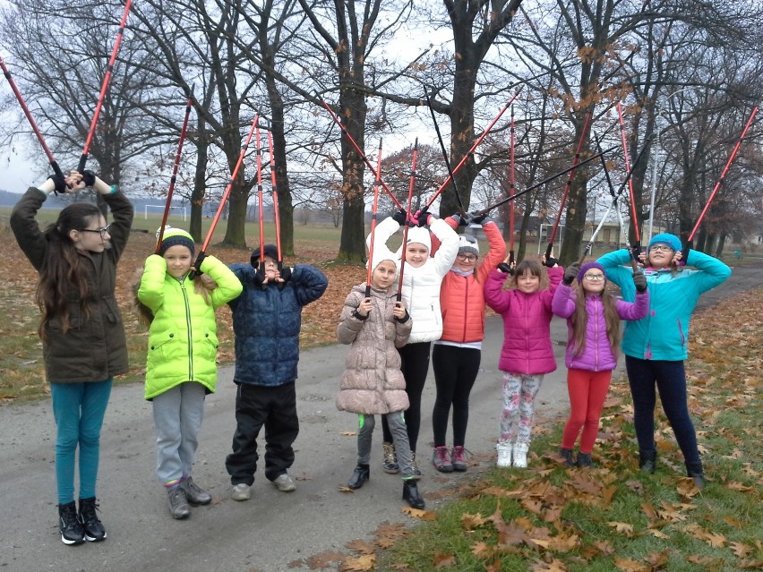 Zajęcia Nordic Walking w Szkole Podstawowej w Sokołowicach trwają już od października.