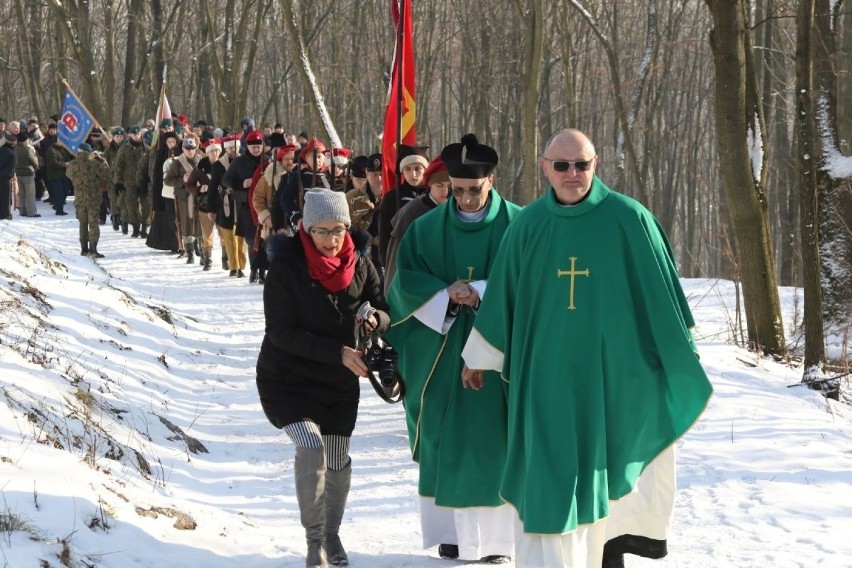 Marszem pamięci oraz uroczystą mszą świętą w intencji...