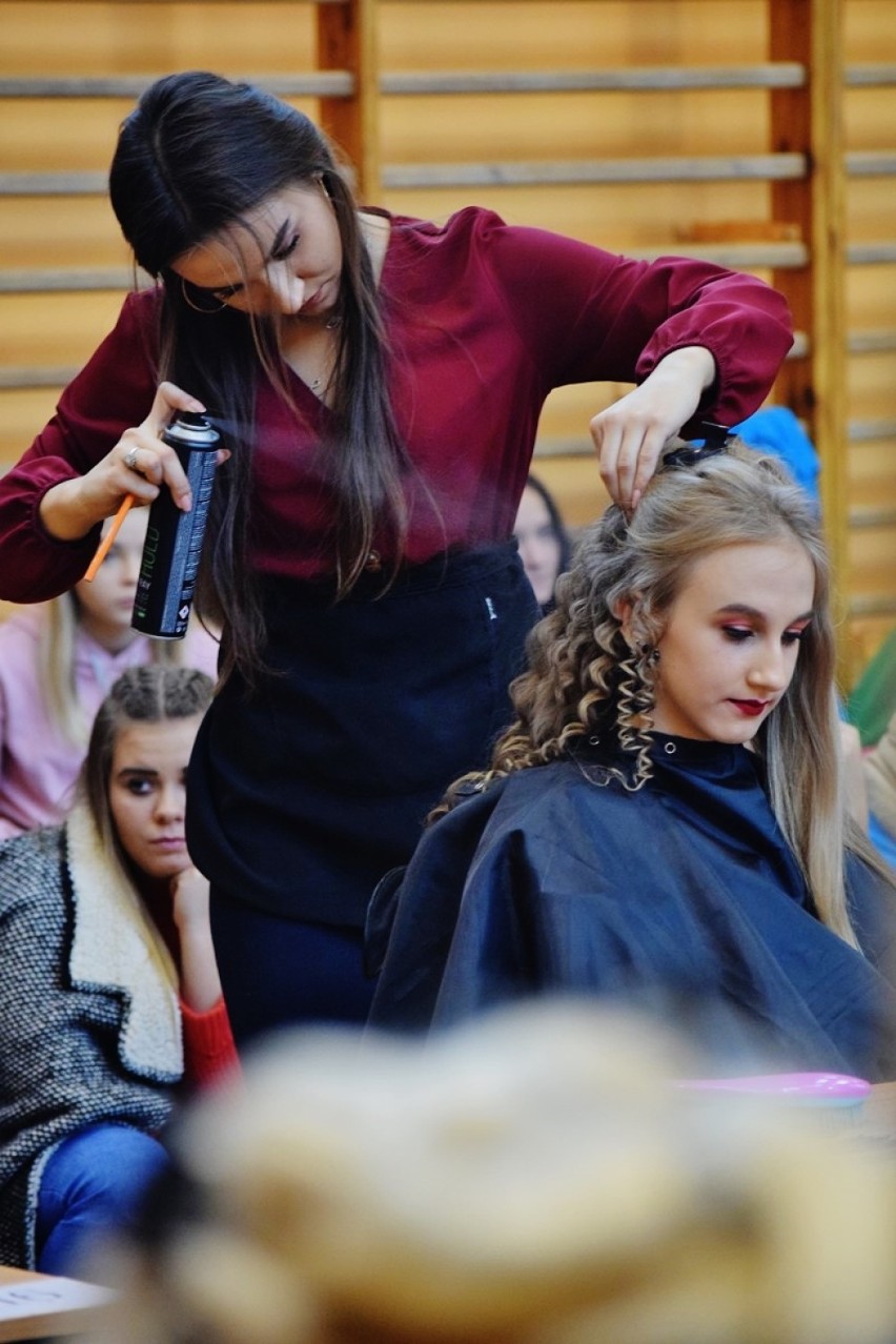 Fryzjerski konkurs „O Grzebień Mistrza Antoine'a” w Sieradzu 2018. Była to czwarta edycja imprezy. Rywalizowały 22 fryzjerki (zdjęcia)