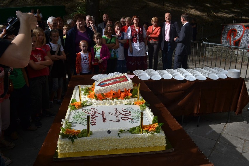 Dni Ziemi Sztumskiej 2012: Burmistrz częstował urodzinowym tortem [ZDJĘCIA]