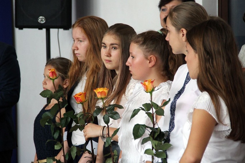 Rozpoczęcie roku szkolnego 2018/2019 w podstawówkach i oddziałach gimnazjalnych Tomaszowie Maz. [galeria zdjęć]