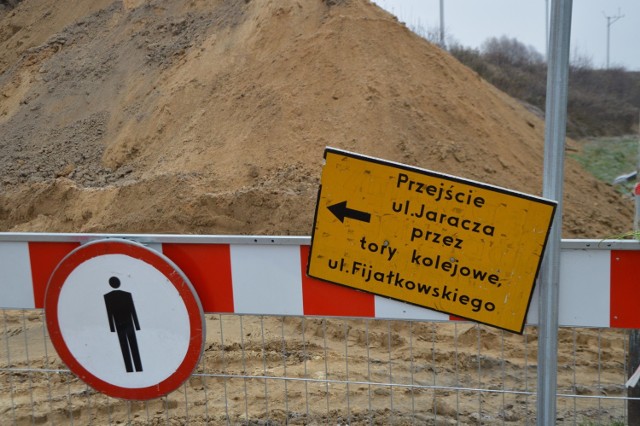 Utrudnienia przy ul. Szczawińskiej dotyczą nie tylko samochodów, ale także pieszych...