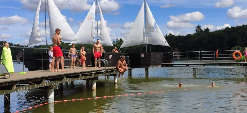 Gmina Stara Kiszewa. Bezpłatna nauka pływania dla dzieci nad Jeziorem Wielkim w Strudze to był strzał w dziesiątkę ZDJĘCIA
