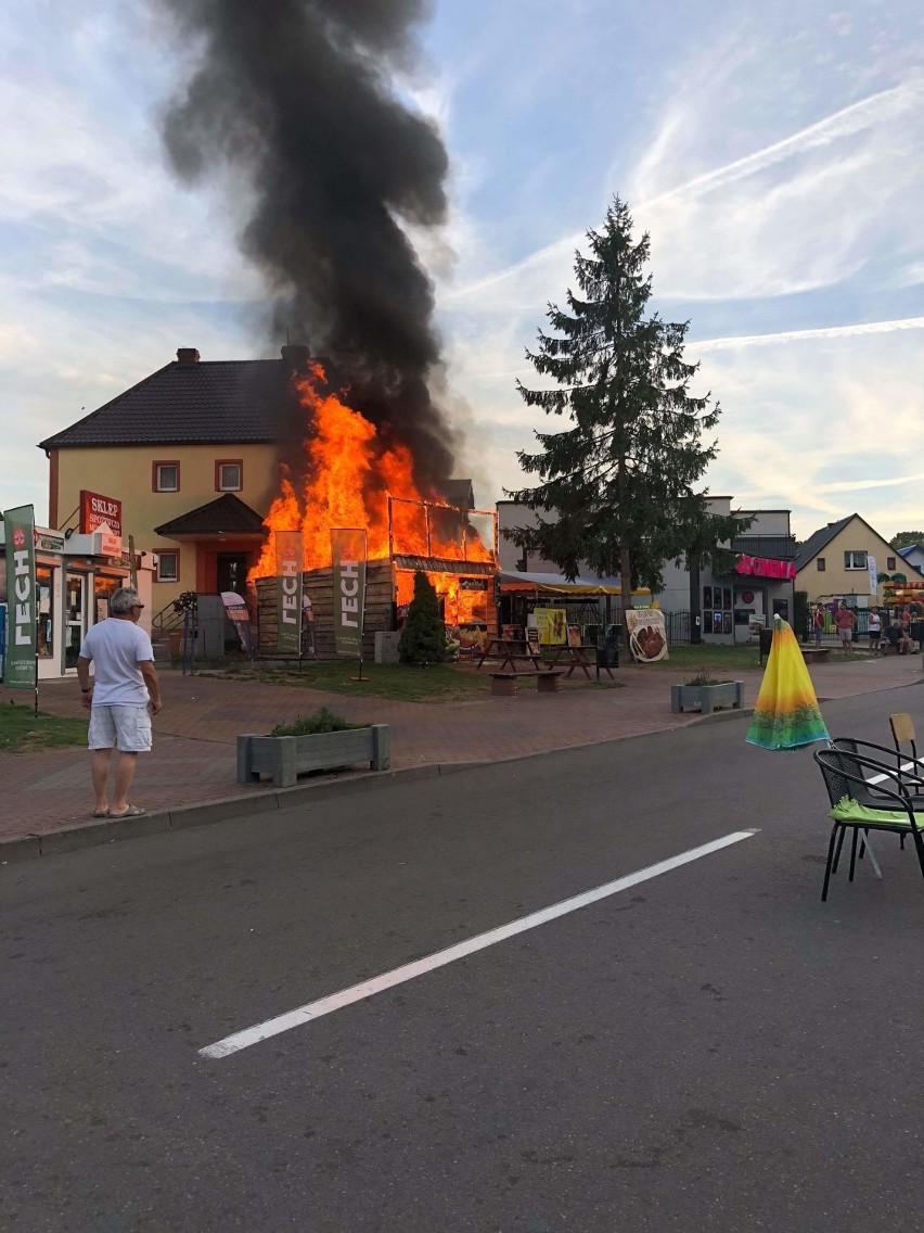 Groźny pożar we Władysławowie (19.08.2018). W barze na ul. Sportowej zapaliły się butle z gazem