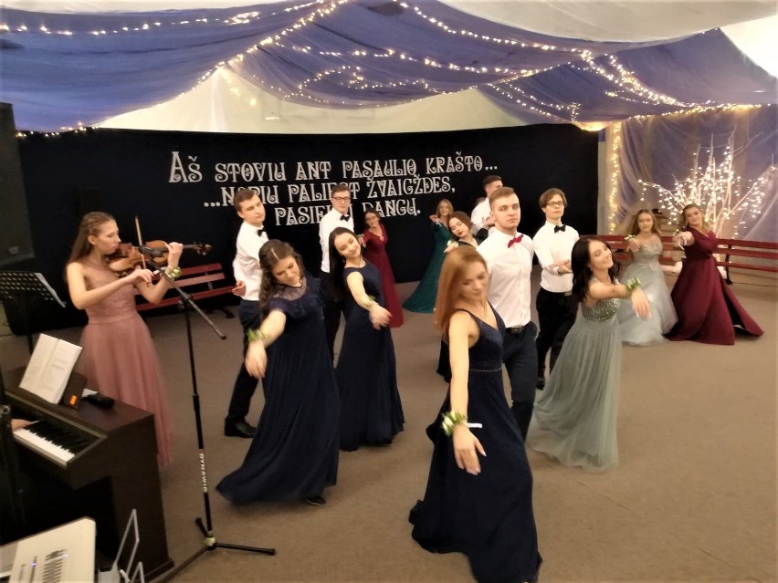 Studniówka 2019: W Puńsku maturzyści zamiast poloneza zatańczyli z dzwoneczkami [ZDJĘCIA]