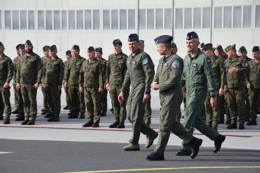 Polskie F16 lecą na Litwę. Pożegnanie żołnierzy w 32 BLT w Łasku