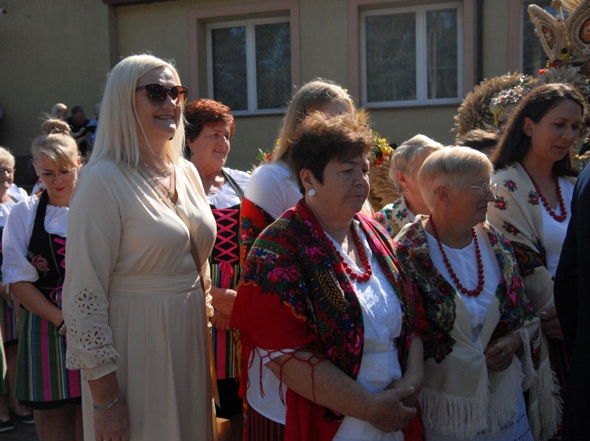 Dożynki gminy Sulejów 2023: rolnicy świętowali we Włodzimierzowie VIDEO, ZDJĘCIA