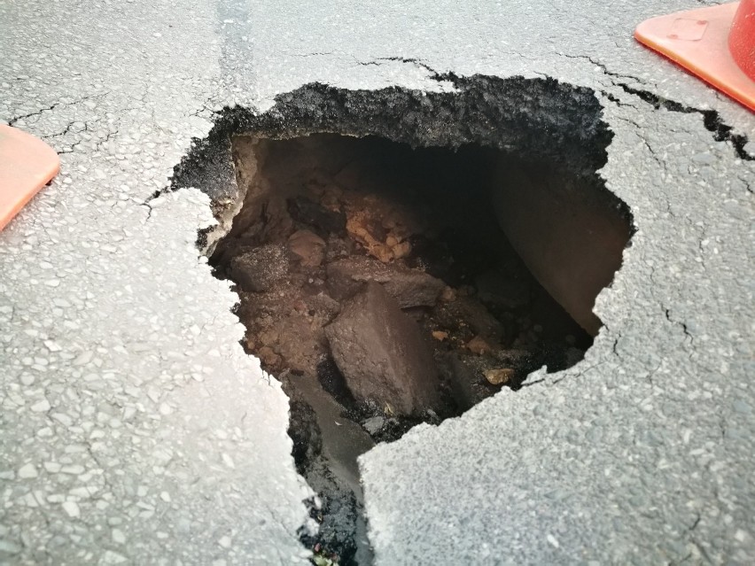 Zapadła się jezdnia w Katowicach. Dziura ma ok. pół metra średnicy [ZDJĘCIA]