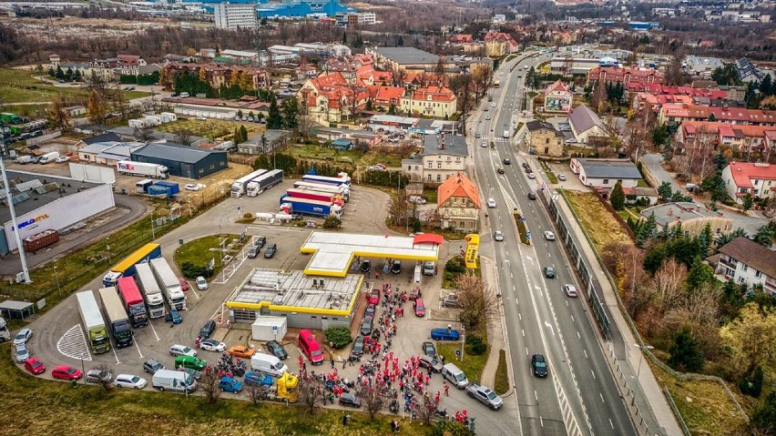 Wałbrzych. Parada Mikołajów na motocyklach widziana z drona (ZDJĘCIA)