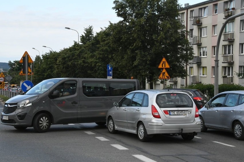 Remont na ważnym skrzyżowaniu ulic Warszawska, Jesionowa, Świętokrzyska w Kielcach i ogromne korki. Do kiedy utrudnienia? (ZDJĘCIA, WIDEO)