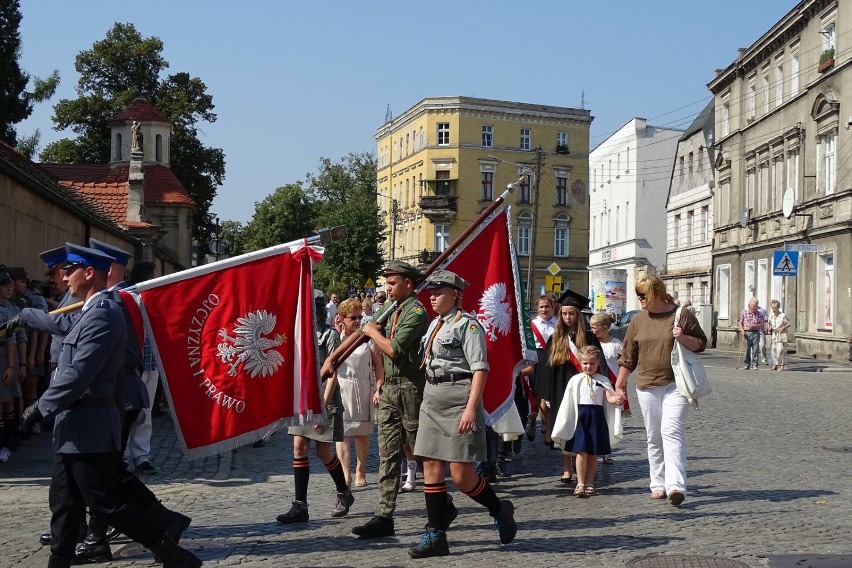 Przemarsz ulicami i uroczystości pod pomnikiem