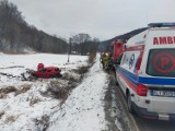 Wypadek w Tymbarku. Samochód zamieniony we wrak. Jedna osoba w szpitalu