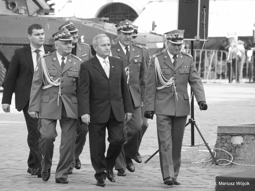 Minister Obrony Narodowej Stanisław Koziej w asyście zmierza...