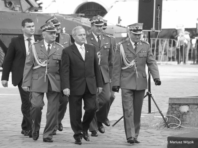 Minister Obrony Narodowej Stanisław Koziej w asyście zmierza na ceremonię. Fot. Mariusz W&oacute;jcik