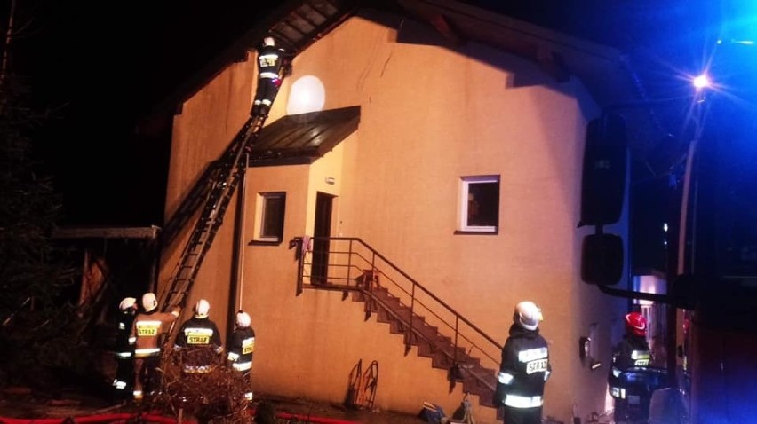 Pożar domu jednorodzinnego w Skawinie. Ogień pojawił się późnym wieczorem [ZDJĘCIA]