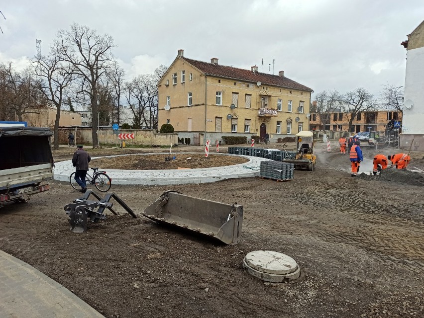 Rawicz. Burmistrz w ostrym tonie odpowiada PKP na zarzuty w sprawie tunelu i ronda. "Opóźnienia na tym obiekcie są skandaliczne"