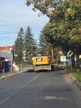 Trwa remont ulicy Traugutta w Zgorzelcu (20.10). Zrywają asfalt. Objazd ulicą Pułaskiego [ZDJĘCIA]