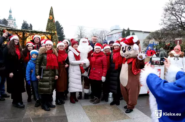 Jarmark Bożonarodzeniowy w Kielcach był okazją do znakomitej zabawy. Do zdjęć pozowali miejscy urzędnicy, wśród których był prezydent, Bogdan Wenta. Więcej zdjęć na kolejnych slajdach >>>
