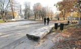 Plac Gałczyńskiego. Wykonawcy grożą demontażem ławek 