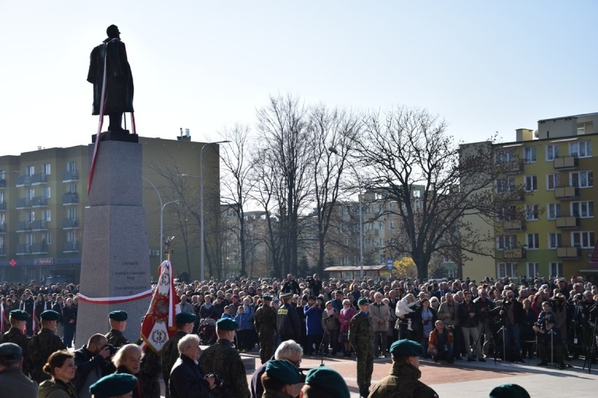 Pomnik Józefa Piłsudskiego w Zamościu. Marszałek powrócił przed Klub Batalionowy. Za nami uroczystość odsłonięcia pomnika (ZDJĘCIA)