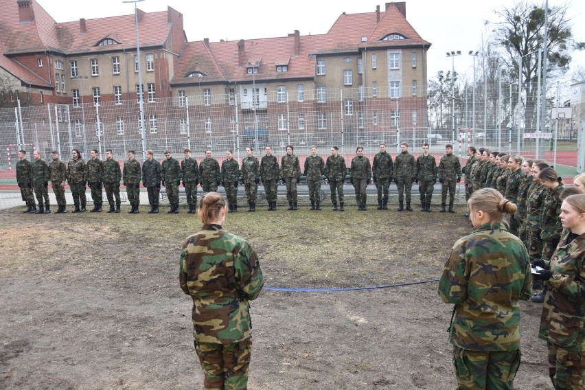 Otwarcie strzelnicy w Zespole Szkół nr 2 w Wągrowcu. Wśród zaproszonych gości sekretarz wiceminister obrony narodowej