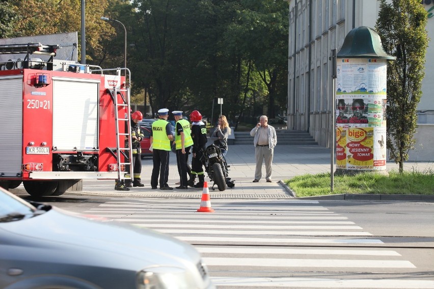 Wypadek Kraków: zderzenie motocyklisty z samochodem na al. Andersa [ZDJĘCIA]