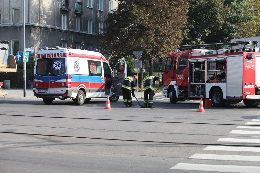 Wypadek Kraków: zderzenie motocyklisty z samochodem na al. Andersa [ZDJĘCIA]