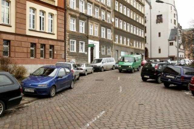 Urzędnicy rozpoczęli walkę z kierowcami, którzy parkują ...