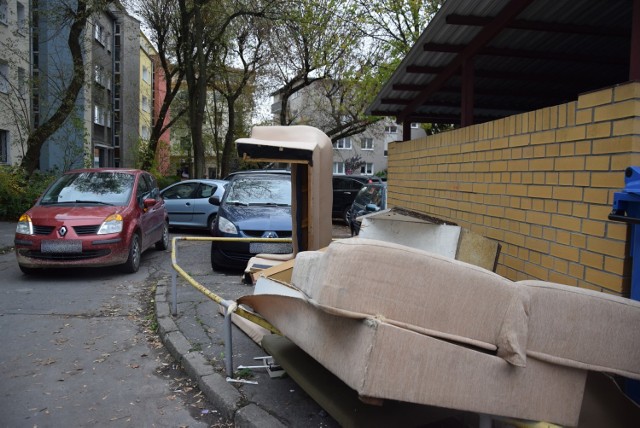 Takich miejsc nie trzeba długo szukać. To zdjęcie zrobiliśmy w piątek między Pocztową i Strzelecką.