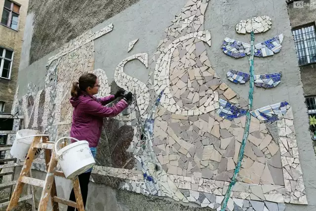 Na jednym z bloków przy ul. Edmunda Bałuki w Szczecinie powstaje wyjątkowa mozaika. 

W całej okazałości będzie można ją podziwiać już w piątek o godzinie 17.