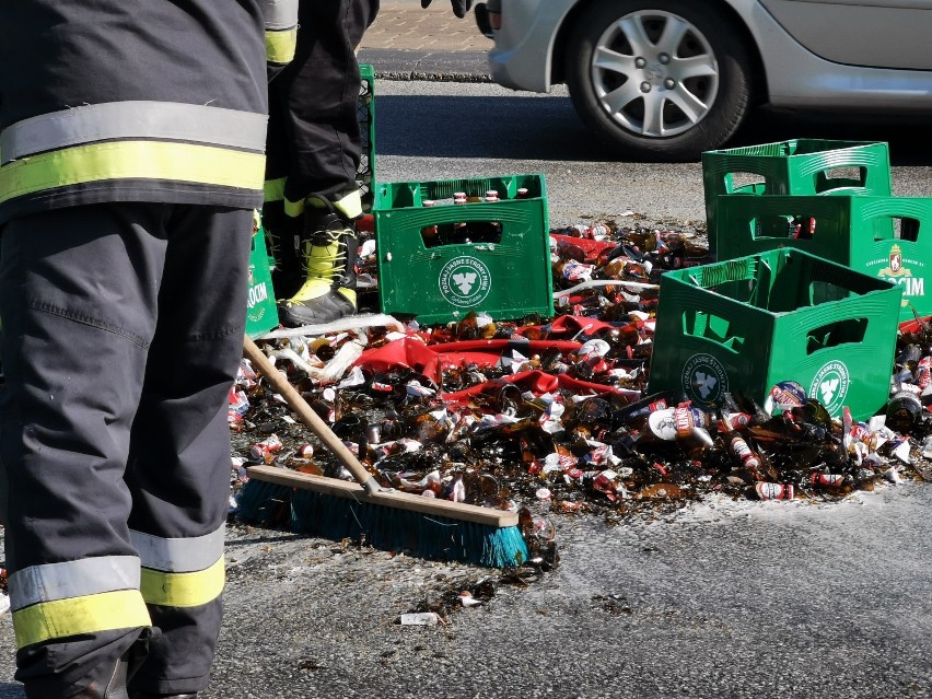 Kilka tysięcy butelek piwa wypadło z ciężarówki na rondzie Falbanka we Włocławku [zdjęcia]
