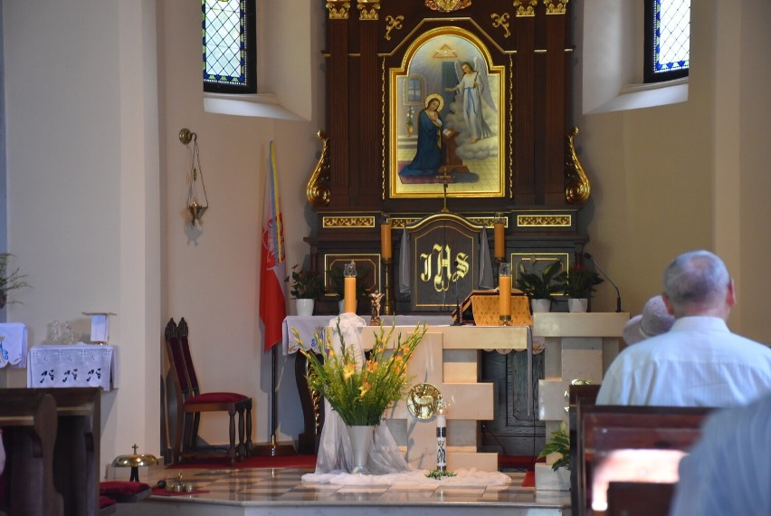 Gmina Gniezno. W Strzyżewie Kościelnym poświęcono bukiety pięknych kwiatów. Tradycji stało się za dość [FOTO]