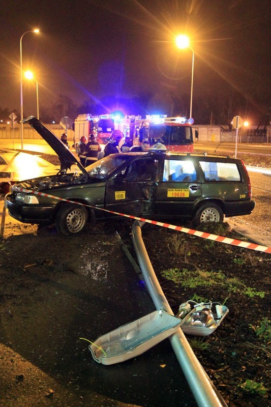 Wrocław: Taksówka uderzyła w latarnię (ZDJĘCIA)