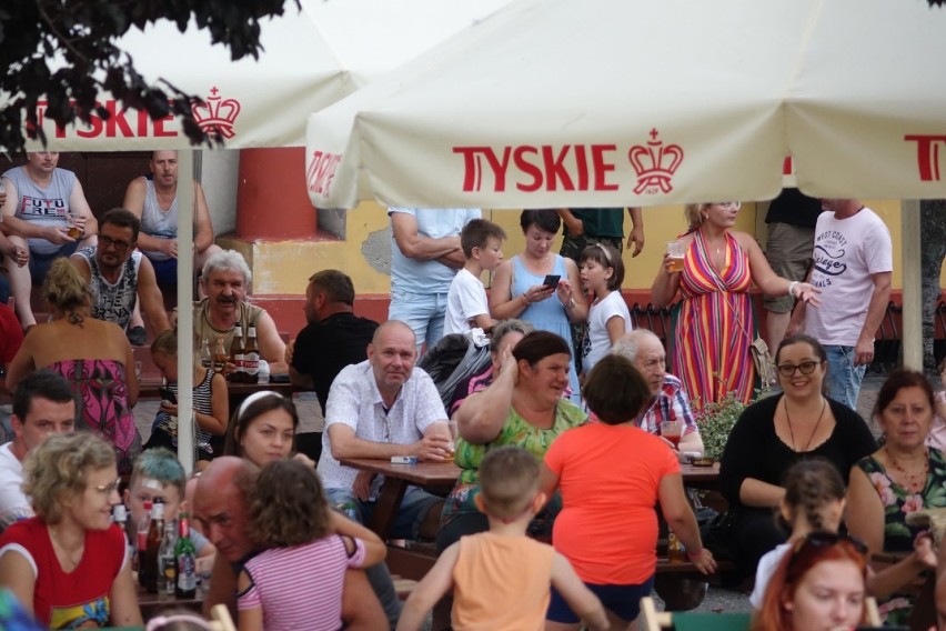 Zespół Wakacyjni z Leszna przyciągnął publiczność na rynek w Śmiglu. Relaks i koncert uliczny [ZDJĘCIA I WIDEO] 