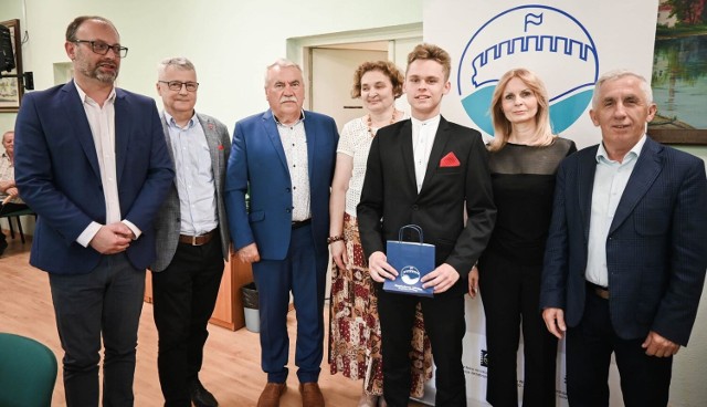 Na ostatniej sesji Rady Miasta i Gminy w Kazimierzy Wielkiej w piątek, 30 czerwca radni poznali uczniów, którzy w minionym roku szkolnym odnieśli ogromne sukcesy.