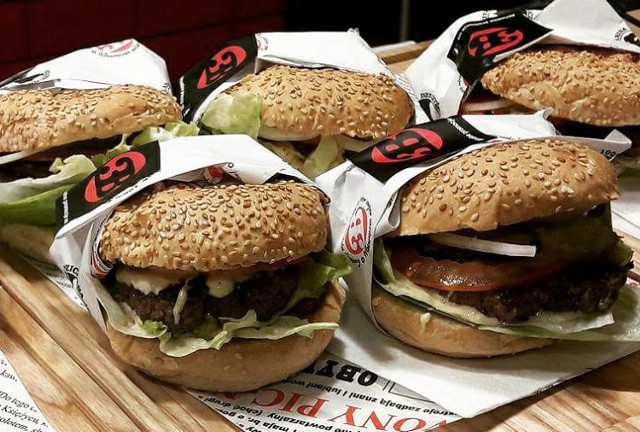 Lokal 3 Burger znajduje się w Gdyni na ulicy Świętojańskiej 61.

Otwarte od poniedziałku do soboty od 11 do 22, w niedzielę od 12 do 22.

Telefon: 58 782 02 12